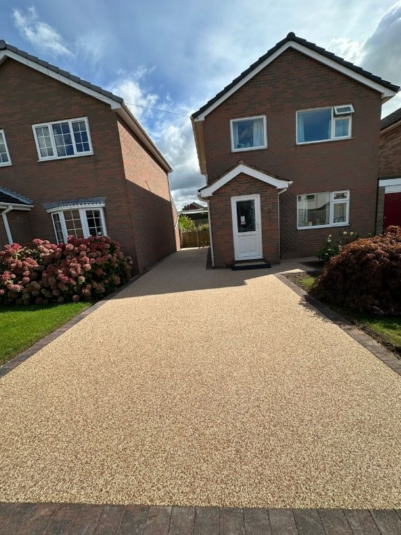 What are the benefits of using resin bound gravel